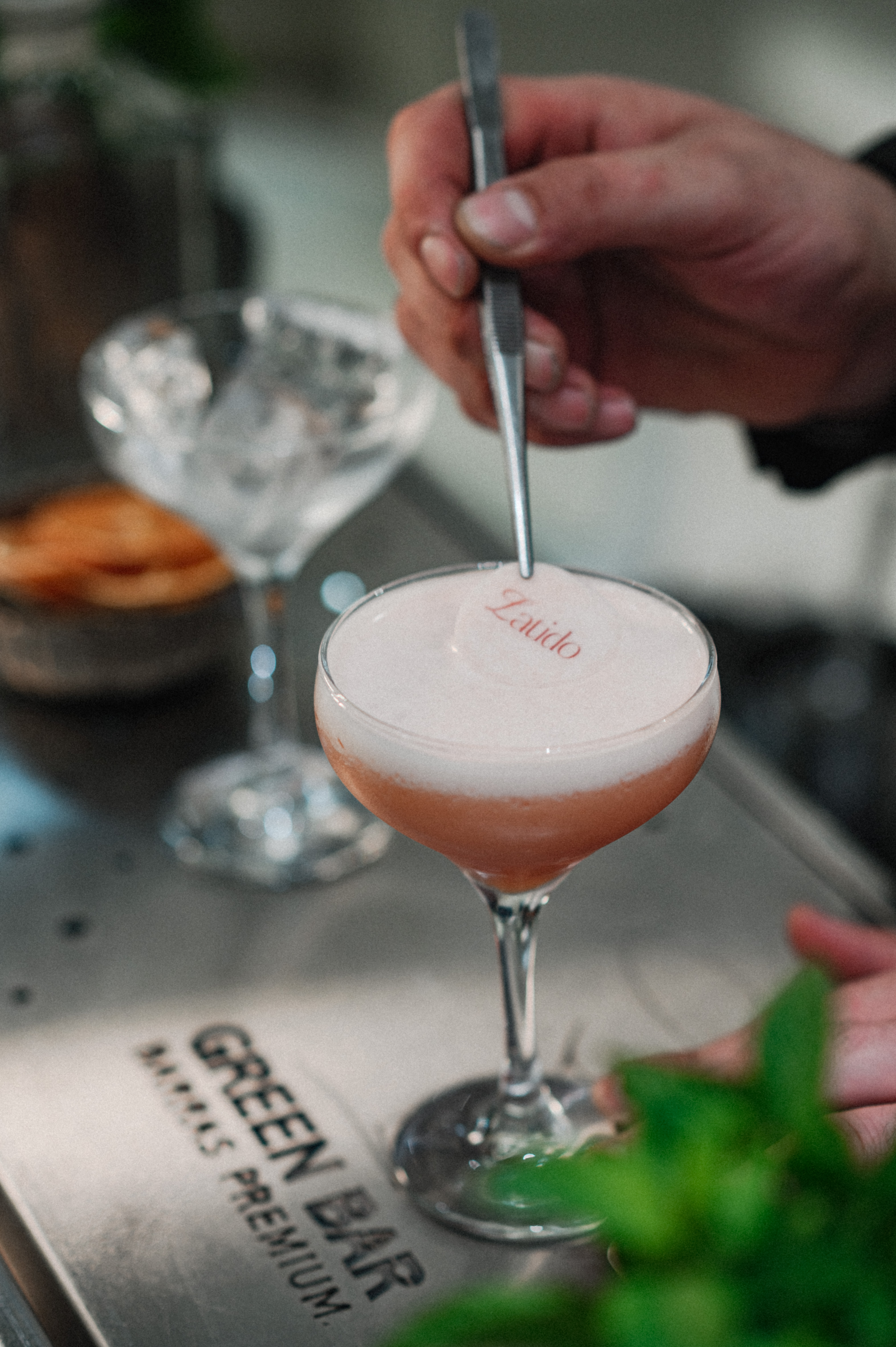 Trago con logo impreso sobre la espuma